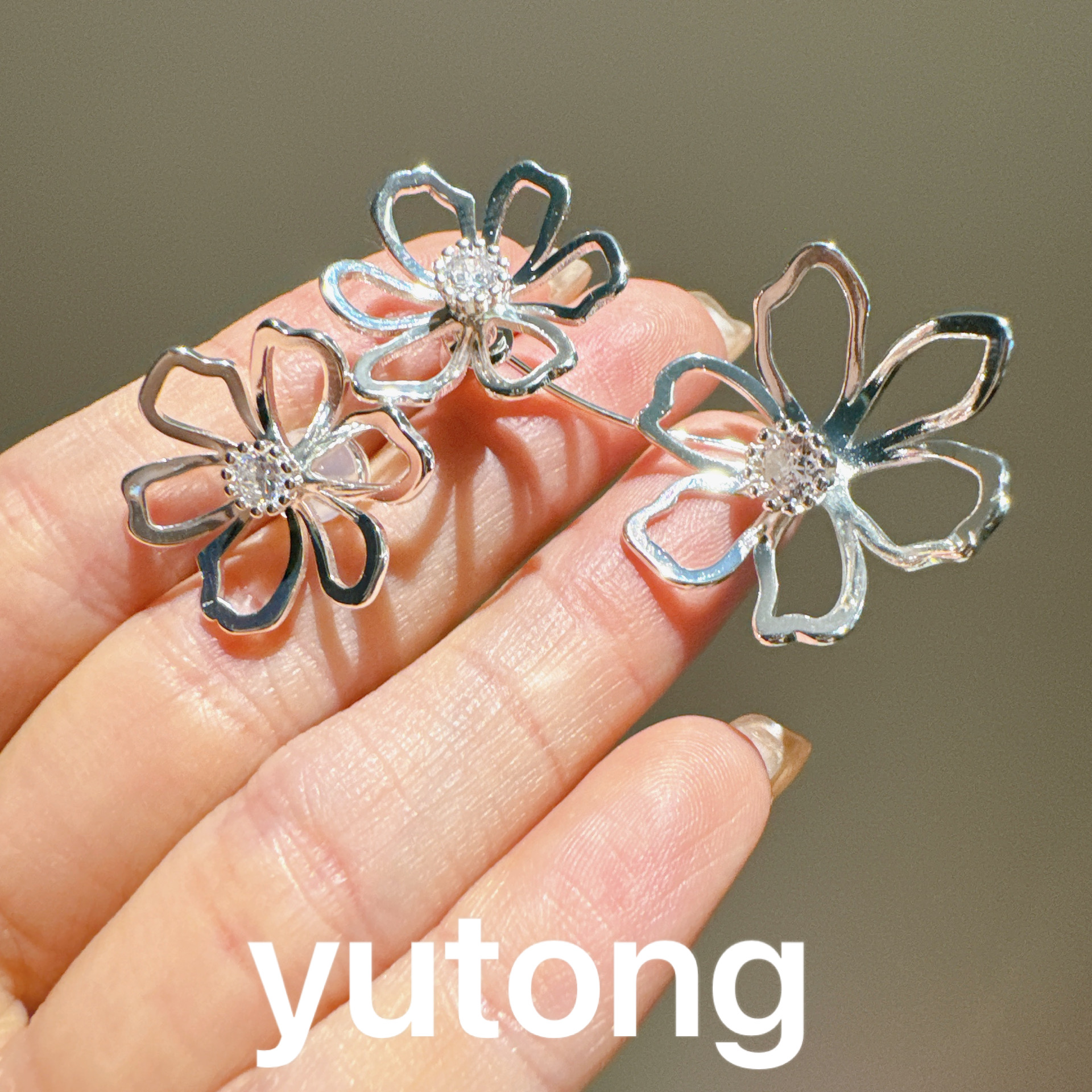 铜合金锆石耳饰 【雨桐轻奢饰品】设计款耳环LWW2803W