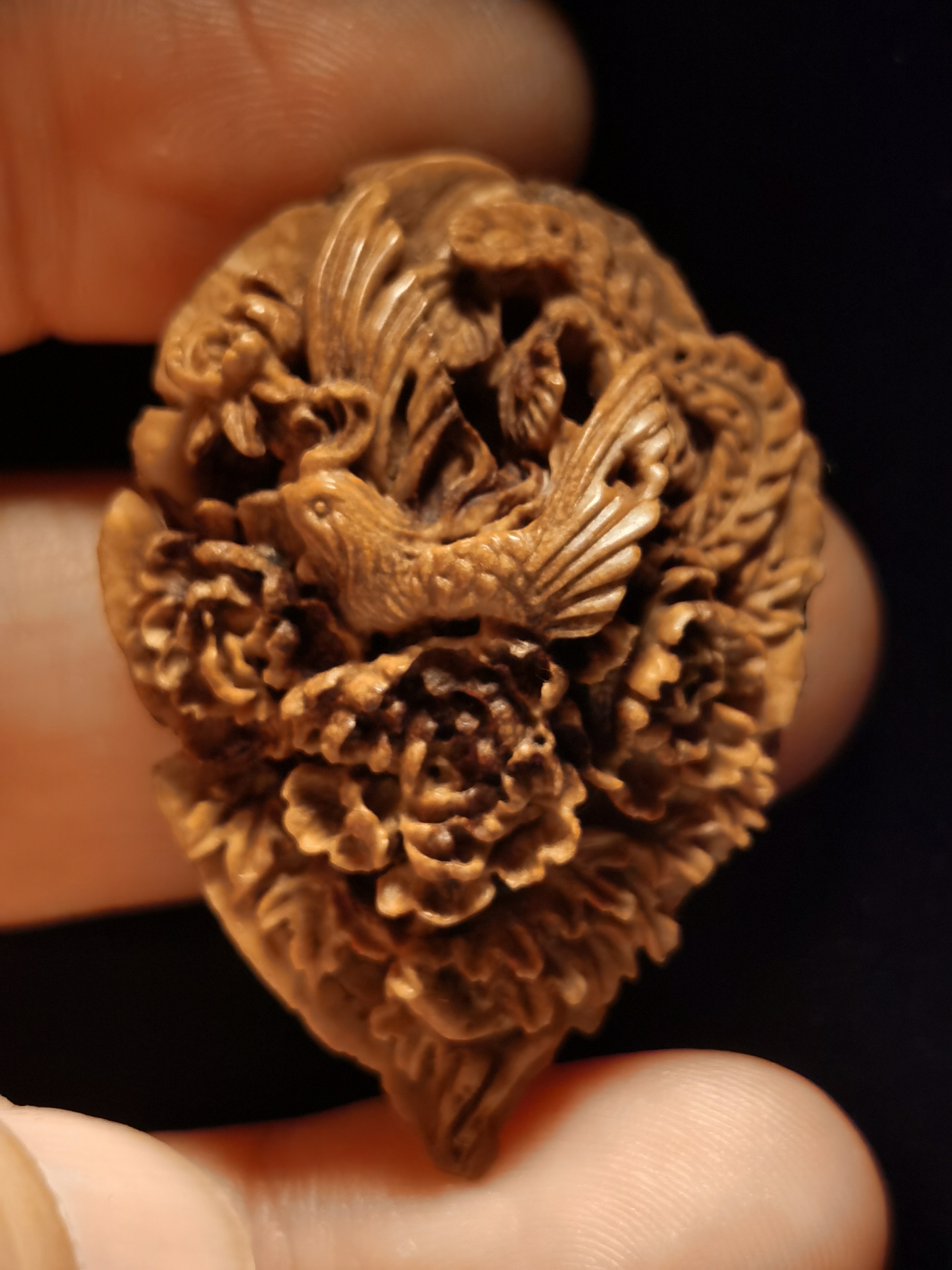 凤戏牡丹，桃核雕刻！纯手工核雕