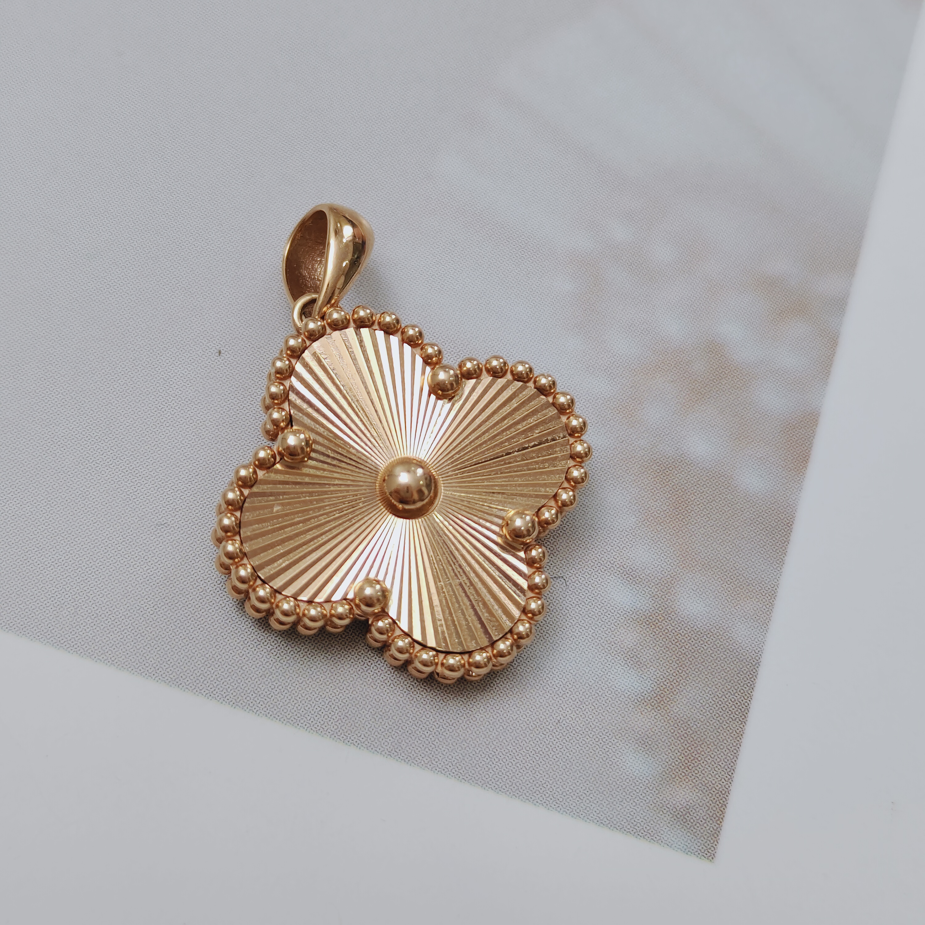 18K玫瑰金时尚百搭镭射花花吊坠