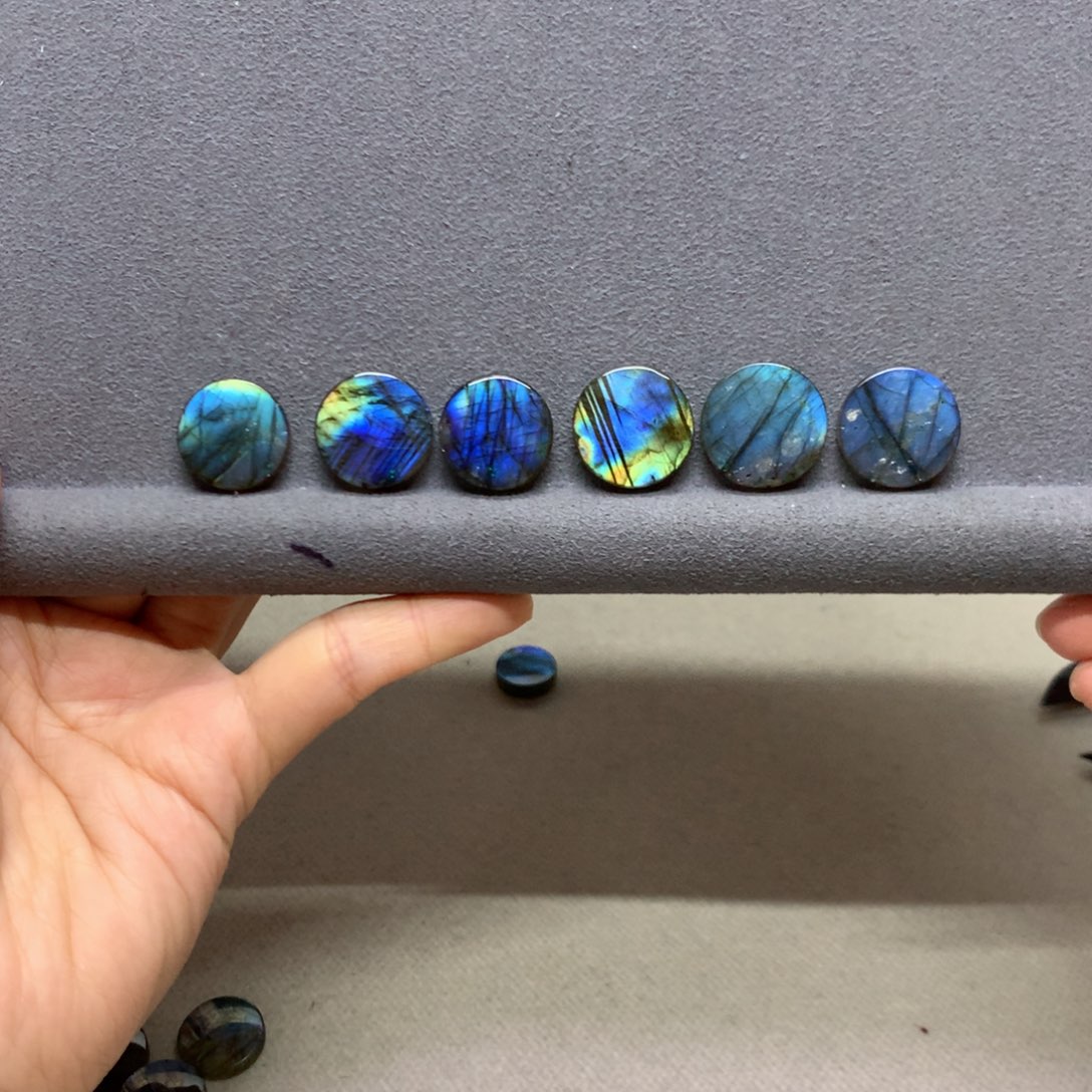 未镶嵌颈饰长石拉长石