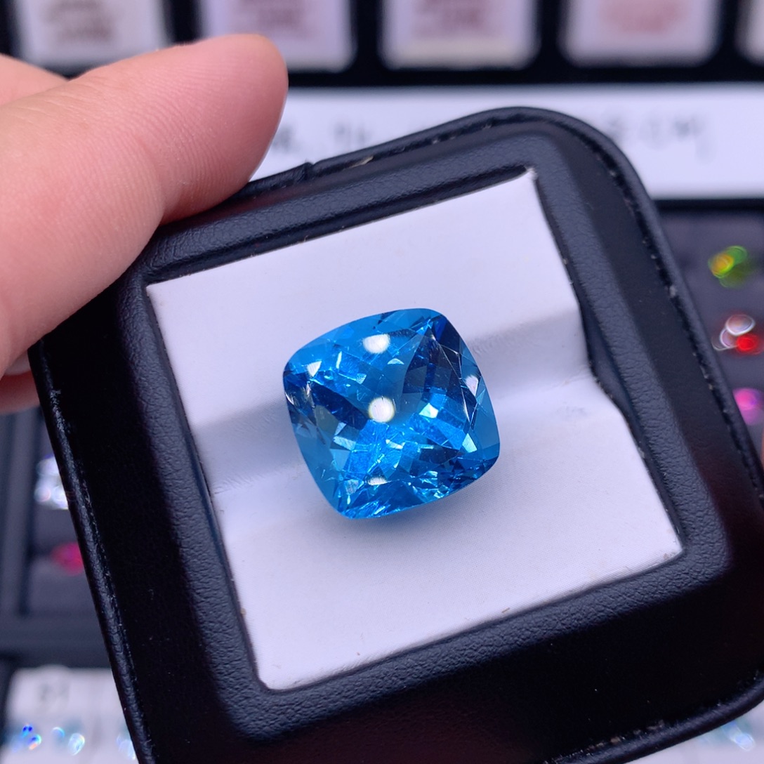 托帕石裸石19.68克拉