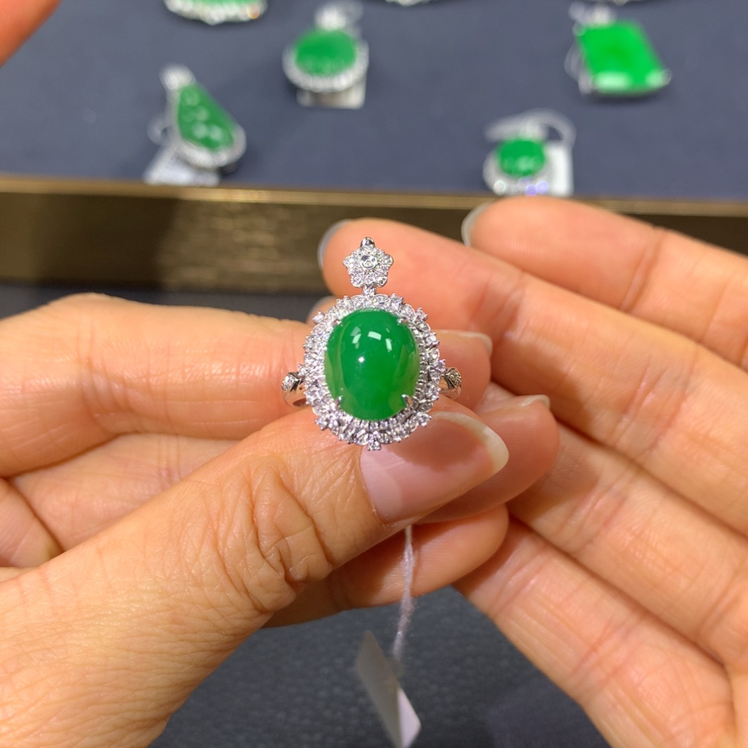 翡翠戒指18K金镶嵌翡翠