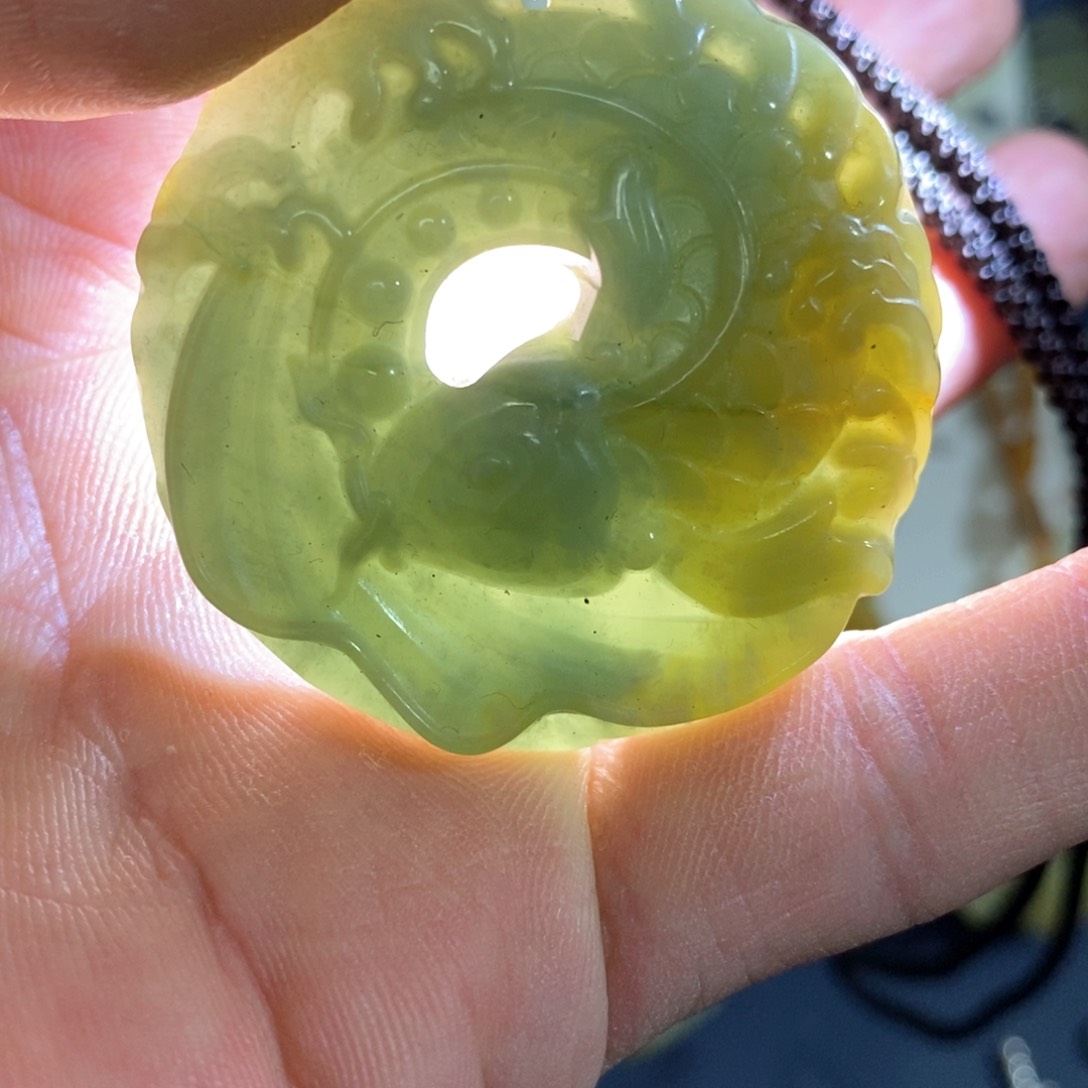 蛇纹石玉颈饰未镶嵌