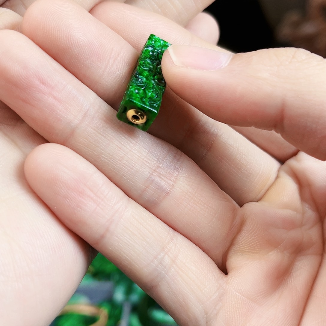 翡翠颈饰18K金镶嵌吊坠多样性