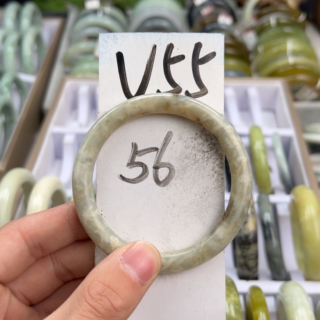 岫玉手镯未镶嵌天然岫玉微瑕，可以正常佩戴