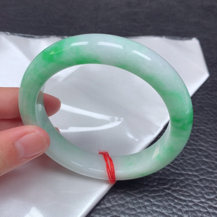 翡翠手镯未镶嵌。