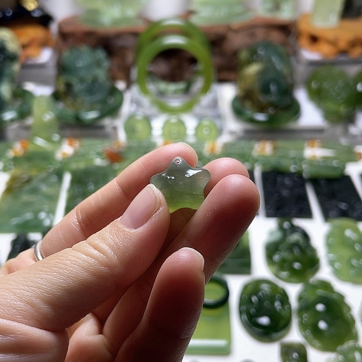 蛇纹石玉颈饰未镶嵌