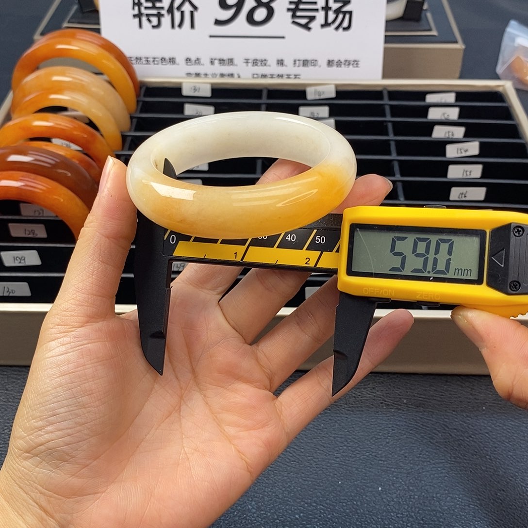 未镶嵌石英质玉（黄龙玉）手镯129号茄子山金沙老油红如血黄龙