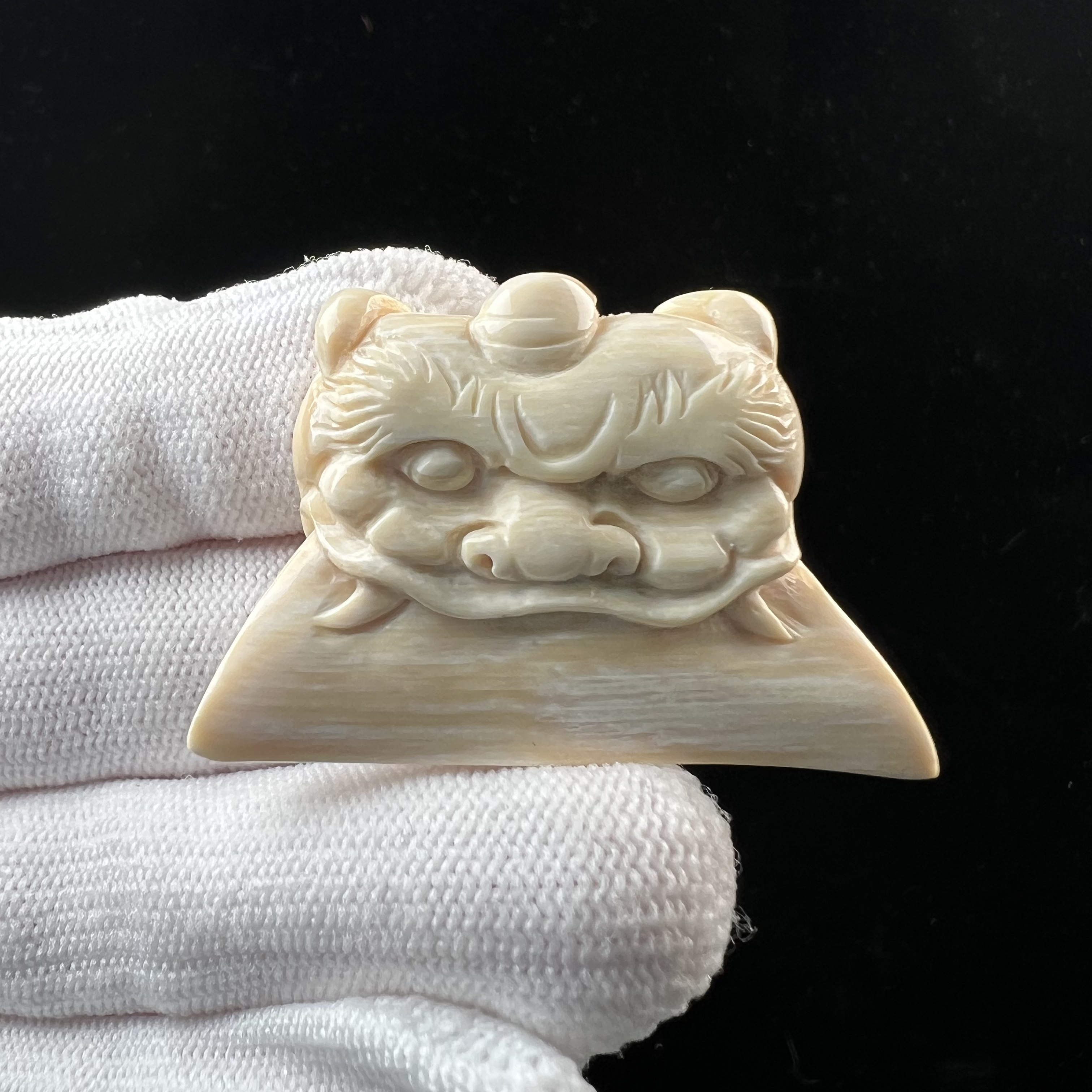 H96-10 天然猛犸牙雕刻牌府上有 龙 43*29*9mm支持鉴定 假一罚四