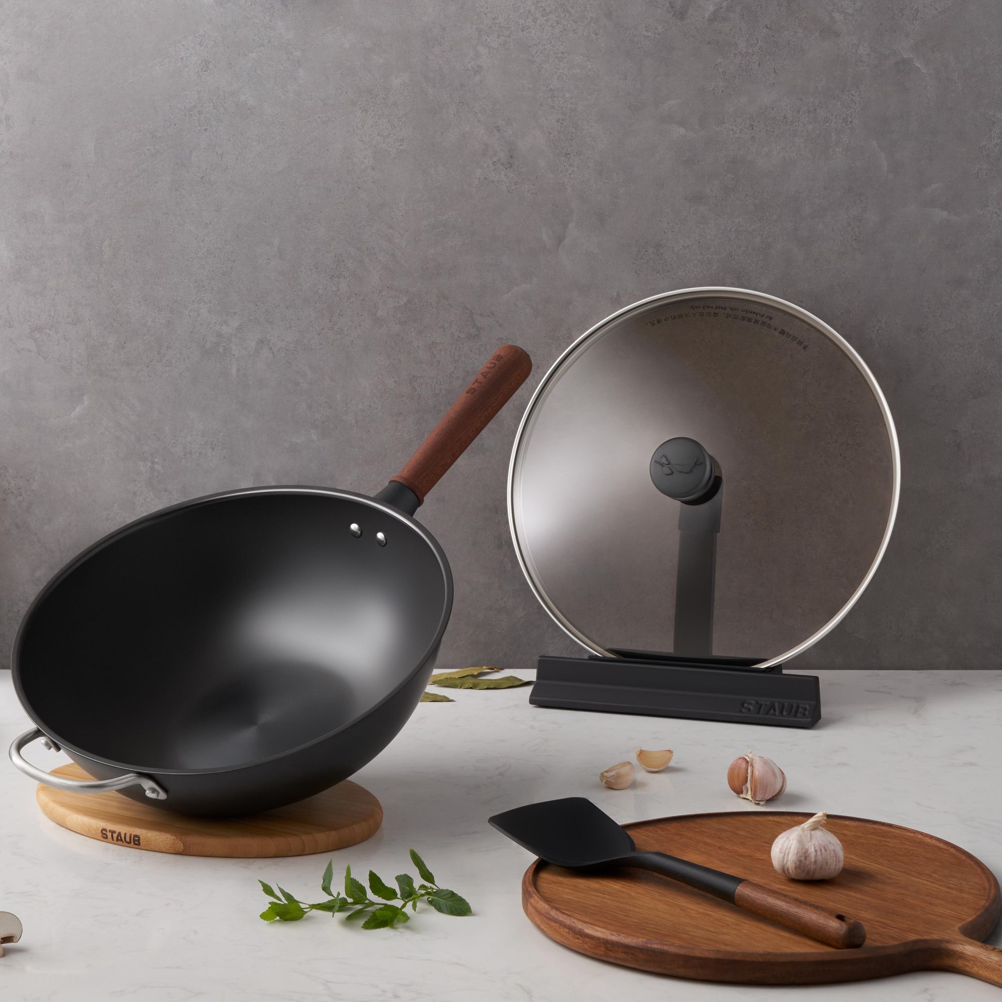 【A等品微瑕】staub/珐宝 曜黑系列玻璃盖铁炒锅32cm 1032034