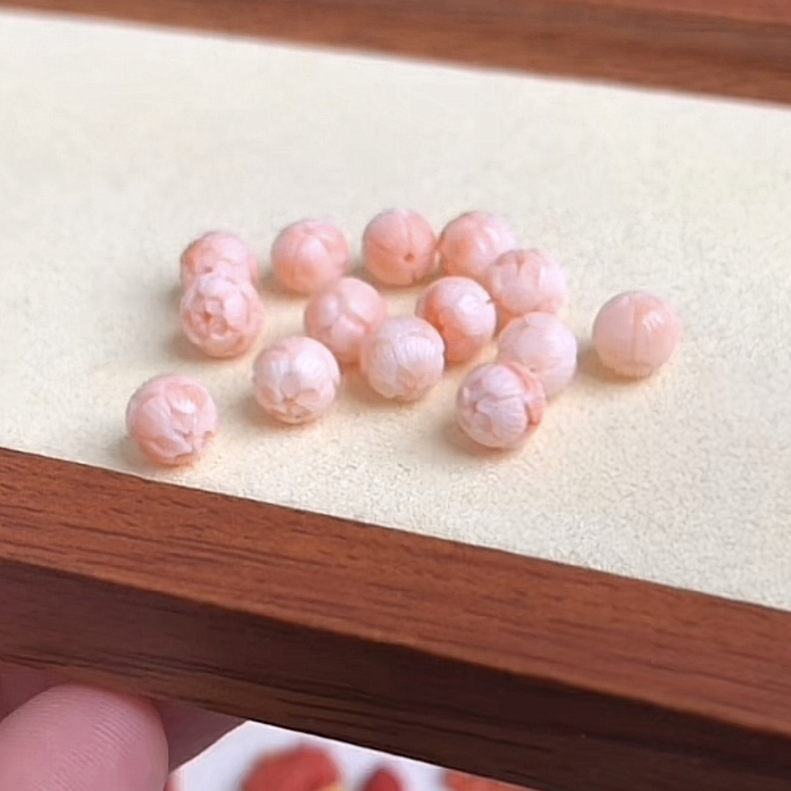 momo珊瑚7mm+左右莲花珠一个-多样性发货