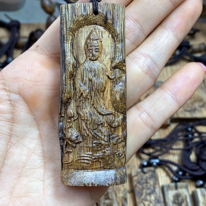 沉香手把件阳**媚10.9克雕刻观音