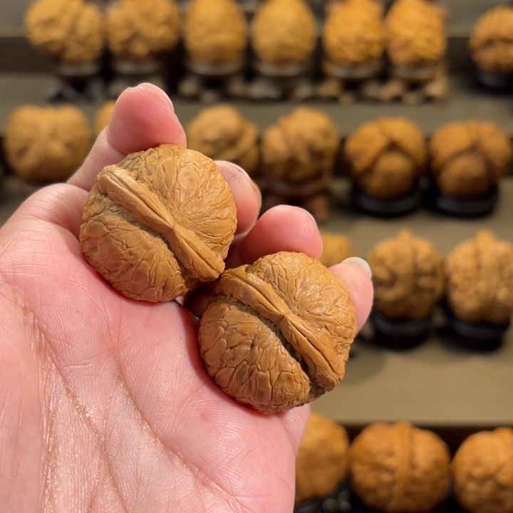 文玩核桃把件金丹绣球