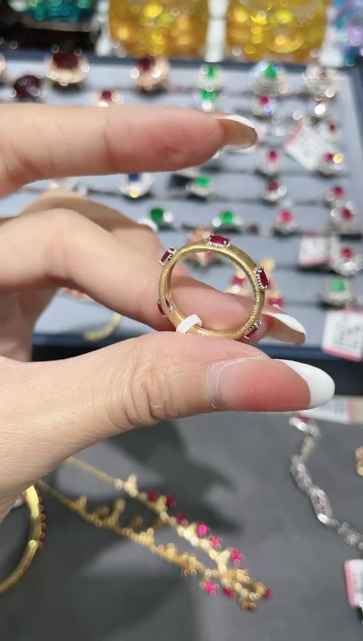 18K金镶嵌天然红宝石戒指满圈款