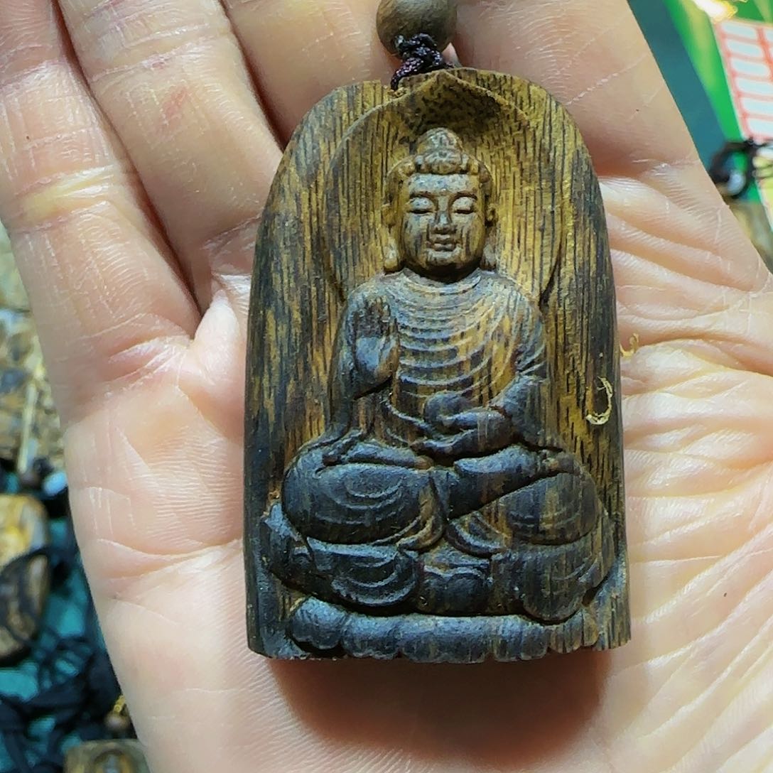 沉香吊坠海南白奇乌身老料雕刻大日如来吊坠15.9克