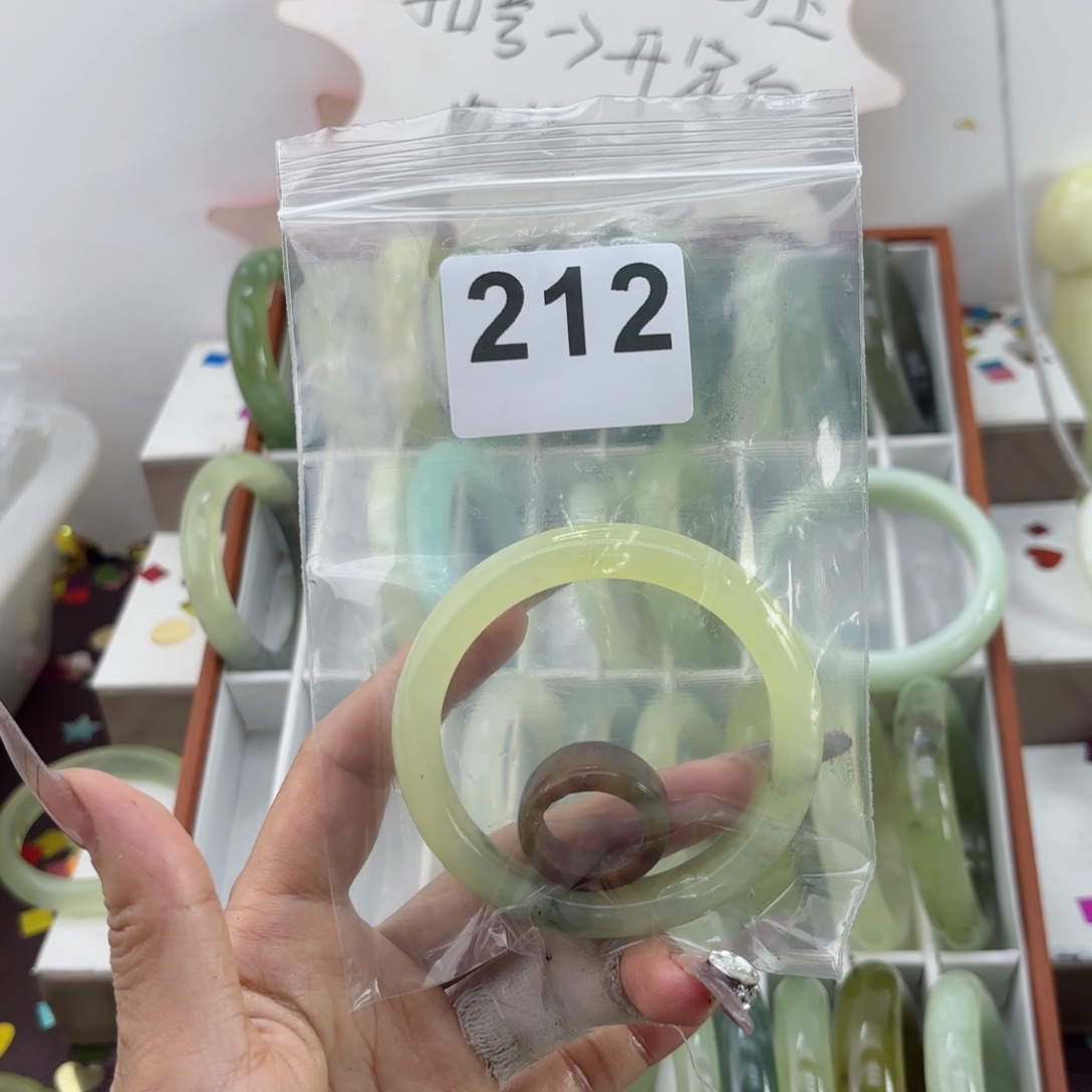 蛇纹石玉未镶嵌手镯着**