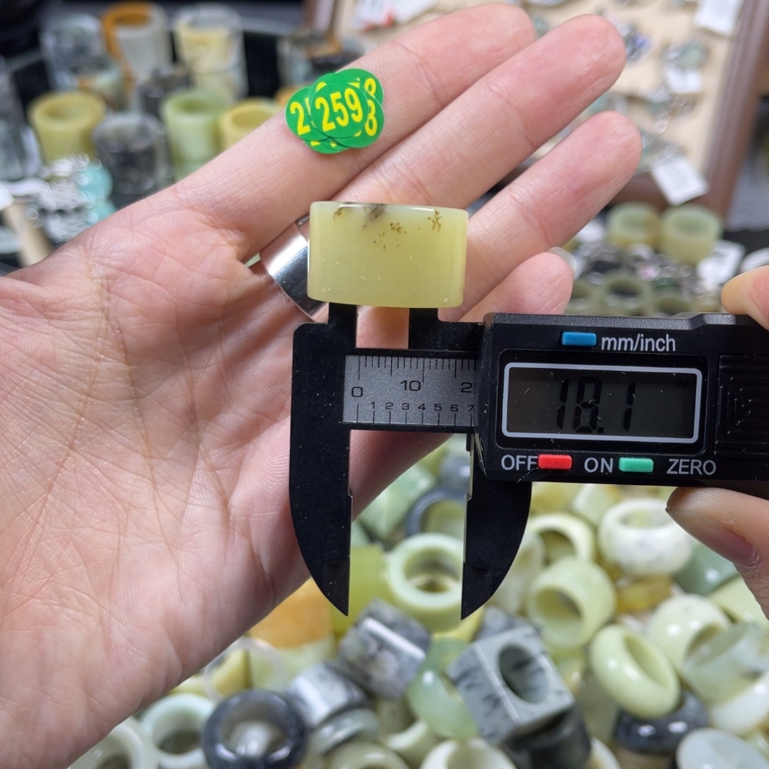 蛇纹石玉未镶嵌戒指