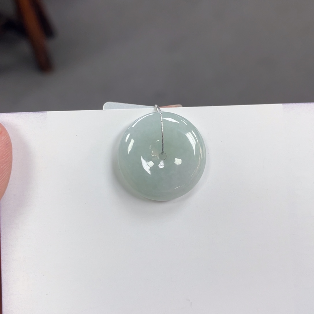 翡翠颈饰未镶嵌差****?平安扣