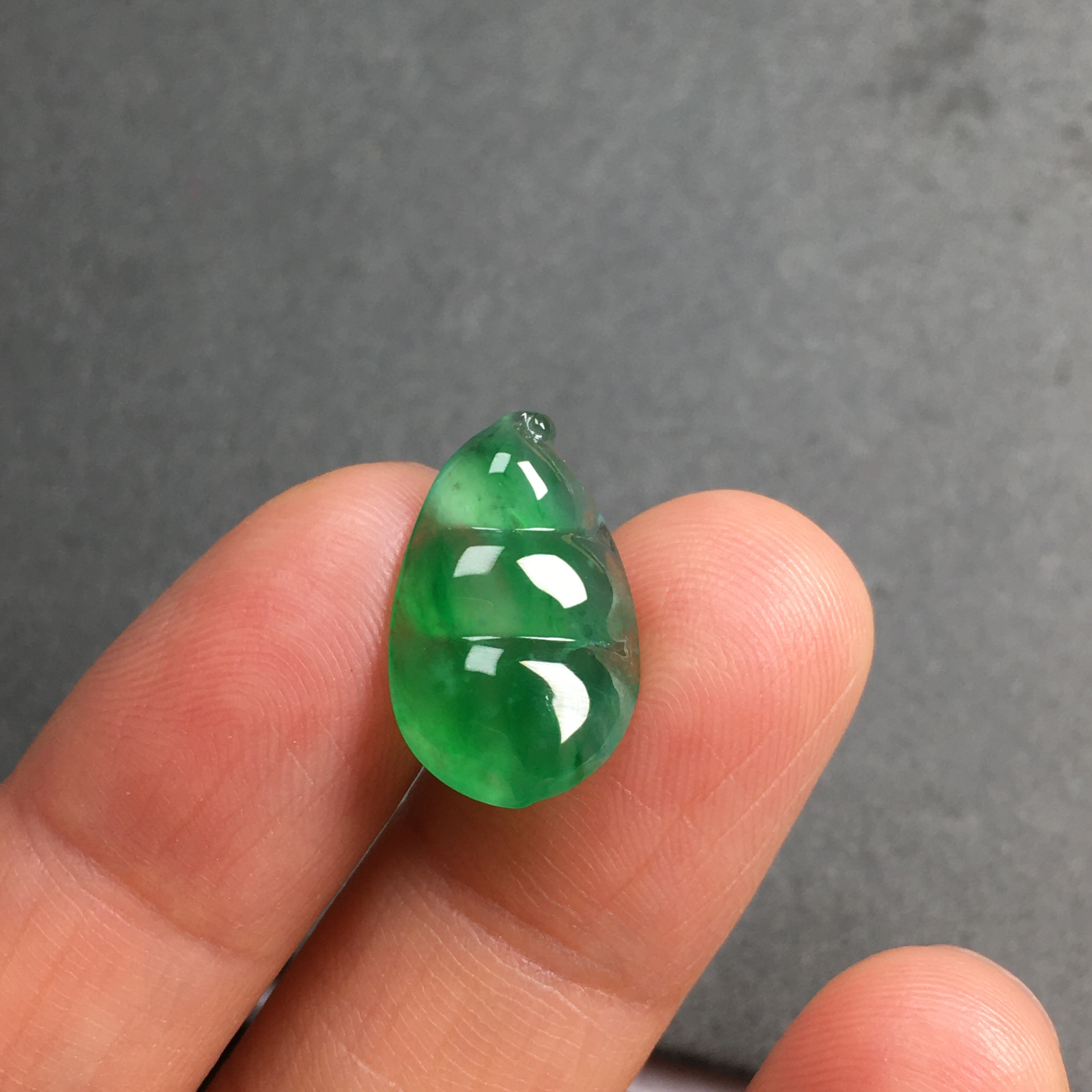 尺寸17.2-10.5-3.8缅甸翡翠满色阳绿福豆四季豆连中三元颈饰吊坠