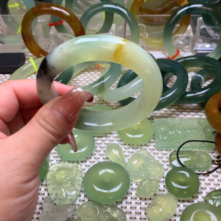 蛇纹石玉手镯53圈口微瑕未镶嵌