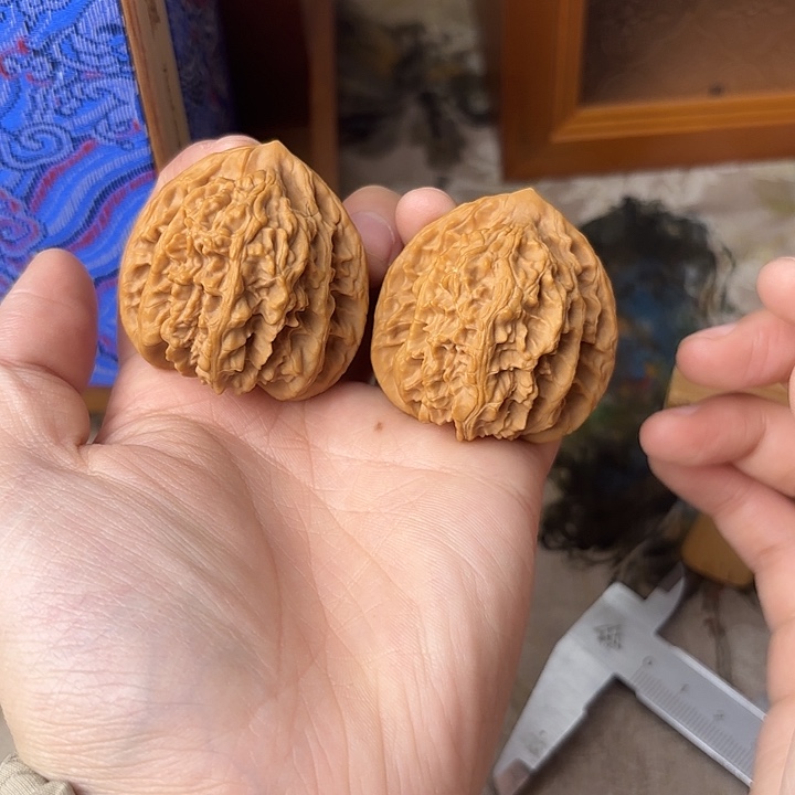 文玩核桃吊坠盘龙虎头