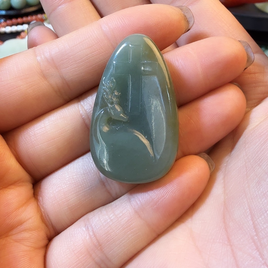 和田玉未镶嵌颈饰清货有瑕疵不退换