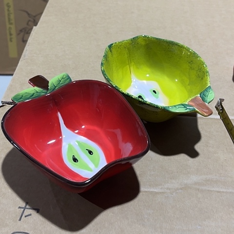 微瑕，不能明火，口径15厘米，高5苹果，梨子各一个