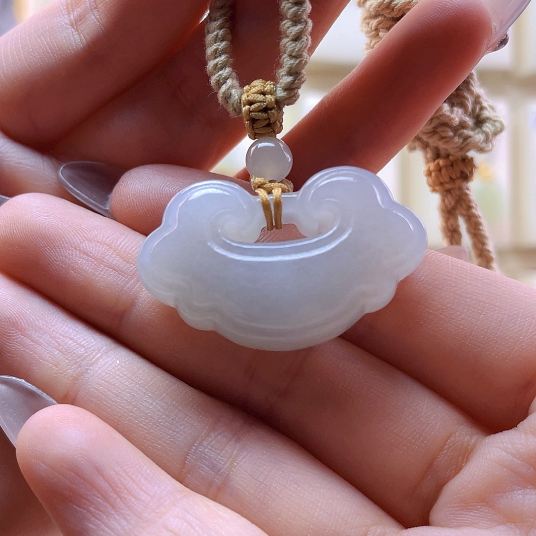 和田玉吊坠(赠链)未镶嵌刚***剧