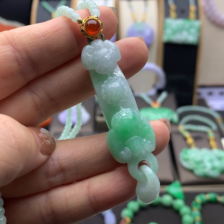 翡翠未镶嵌吊坠(赠链)