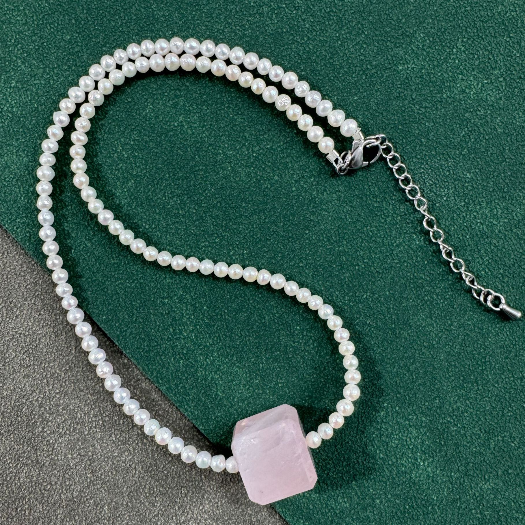 【618狂欢】糖果方块天然粉水晶吊坠白色小米珠淡水珍珠钛钢扣项链