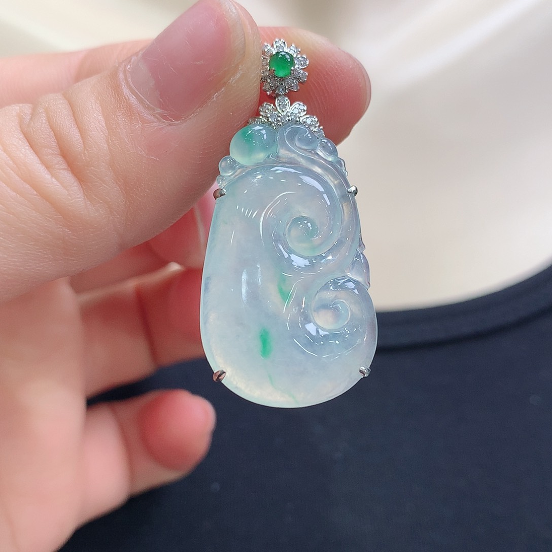 翡翠颈饰18K金镶嵌如意