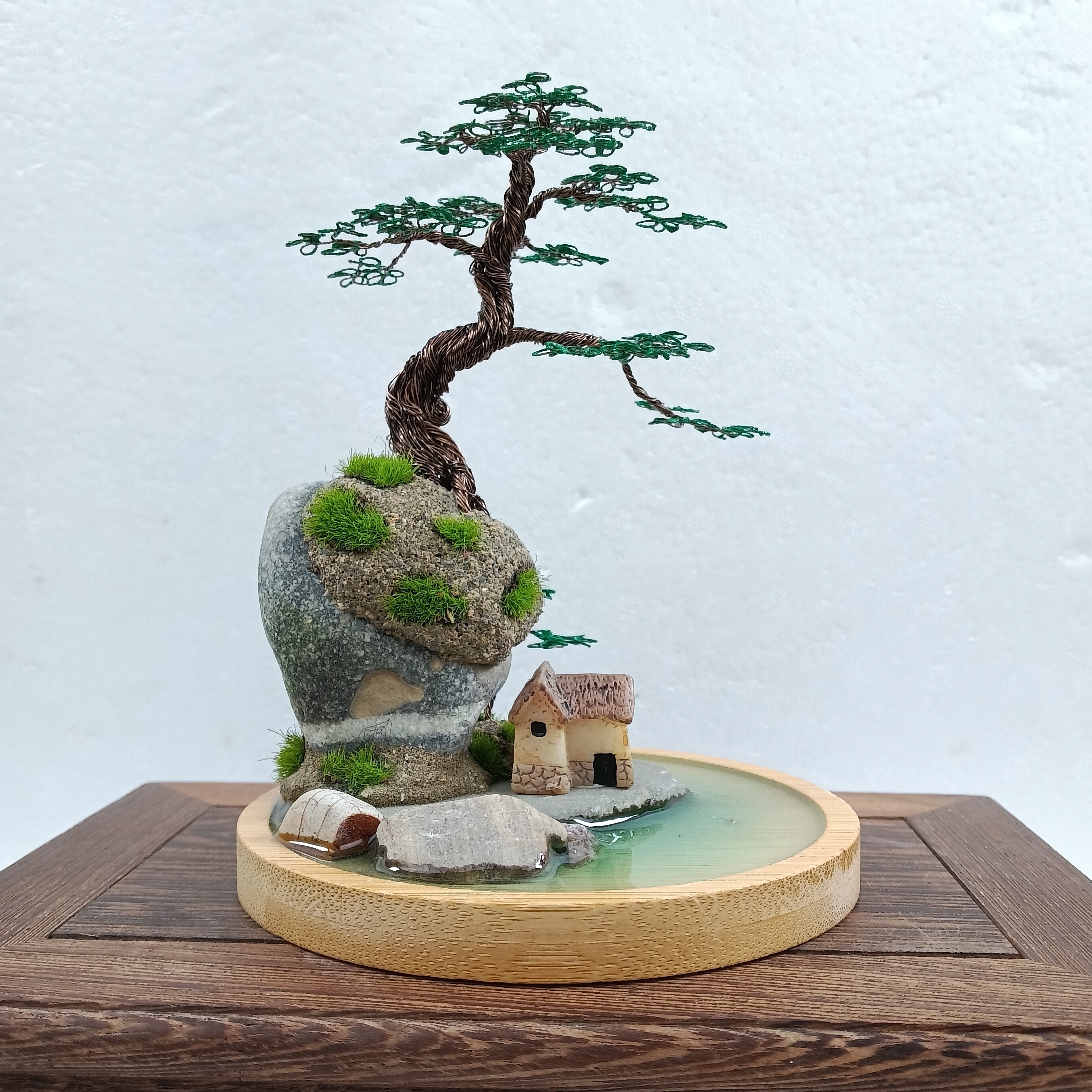 长10厘米，宽10厘米，高13.3厘米，材质树铁丝，天然石头，盆竹。