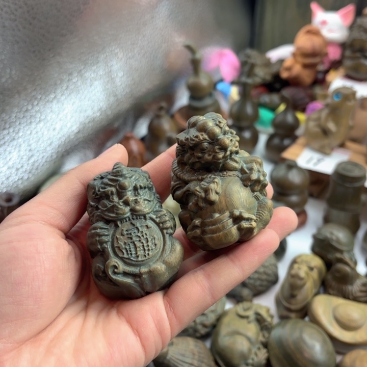 出***見木绿檀木貔貅把件