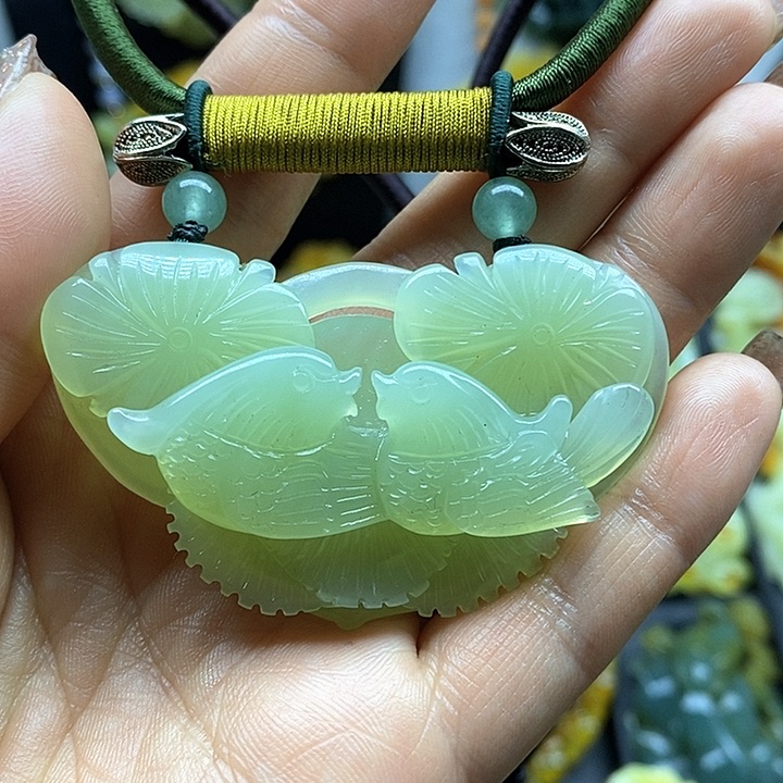 蛇纹石玉挂件未镶嵌