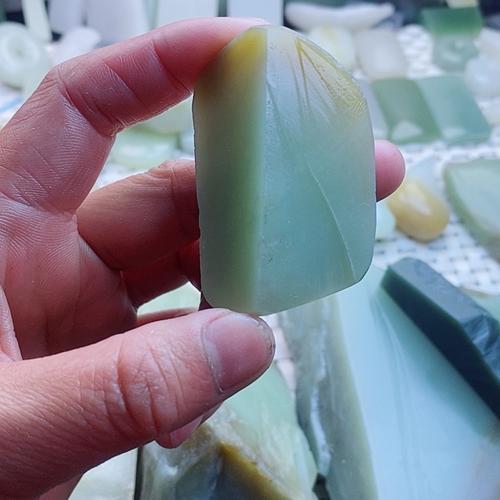 和田玉新疆且末糖未镶嵌牛