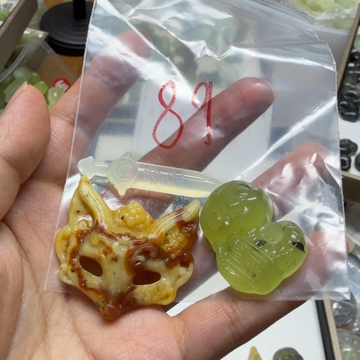 透闪石-蛇纹石玉吊坠未镶嵌