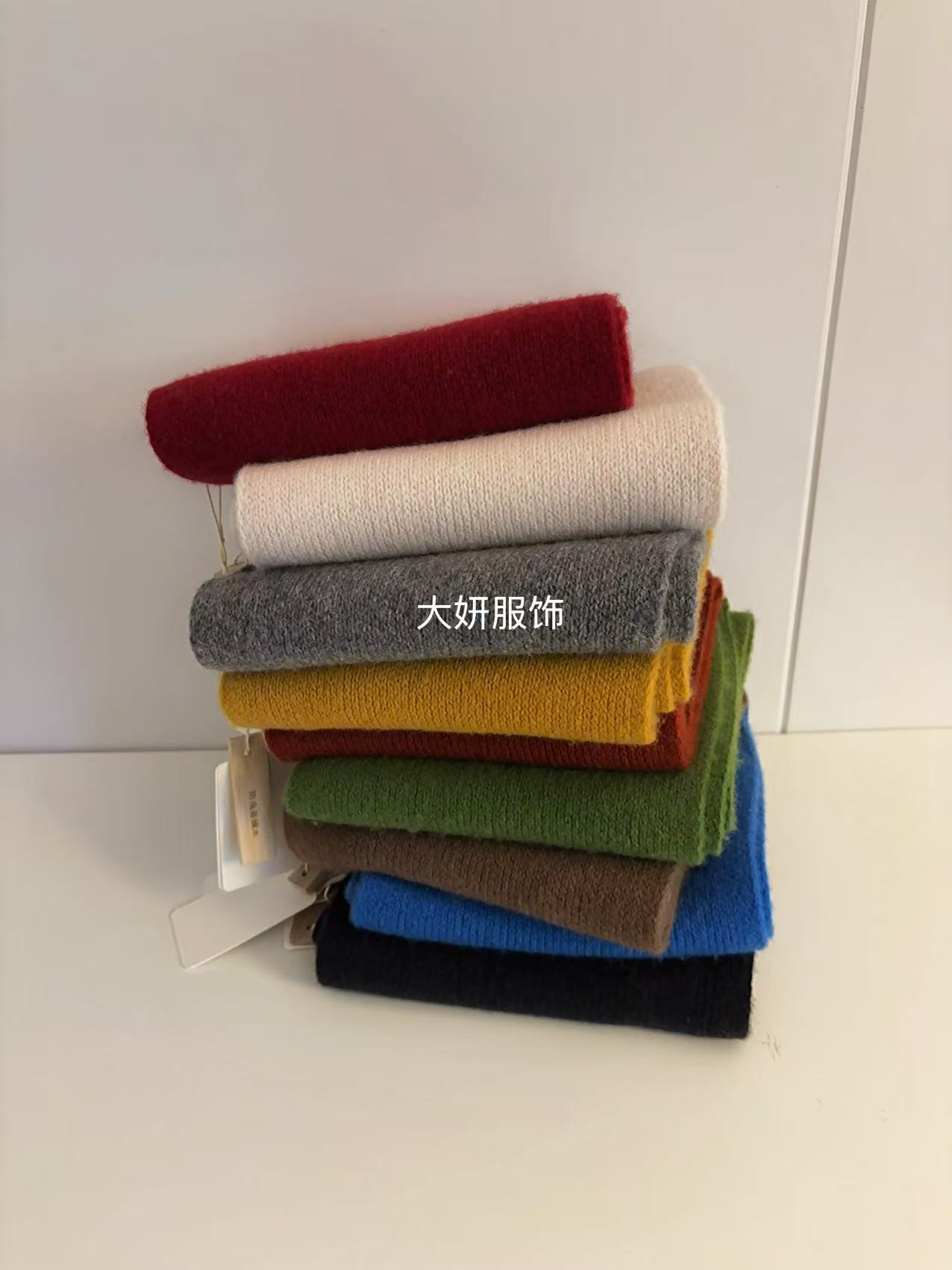 小围巾。100%羊毛。百搭的纯色保暖针织小围巾