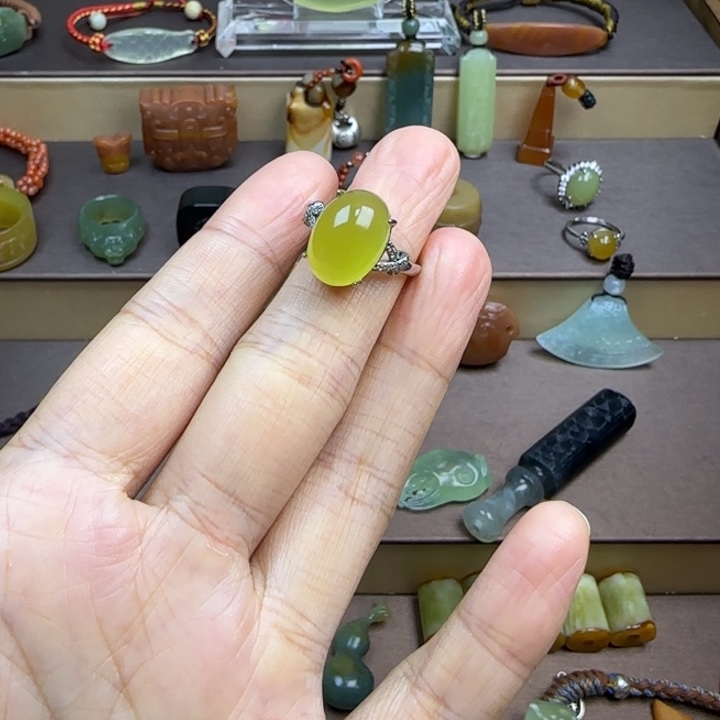 蛇纹石玉颈饰未镶嵌