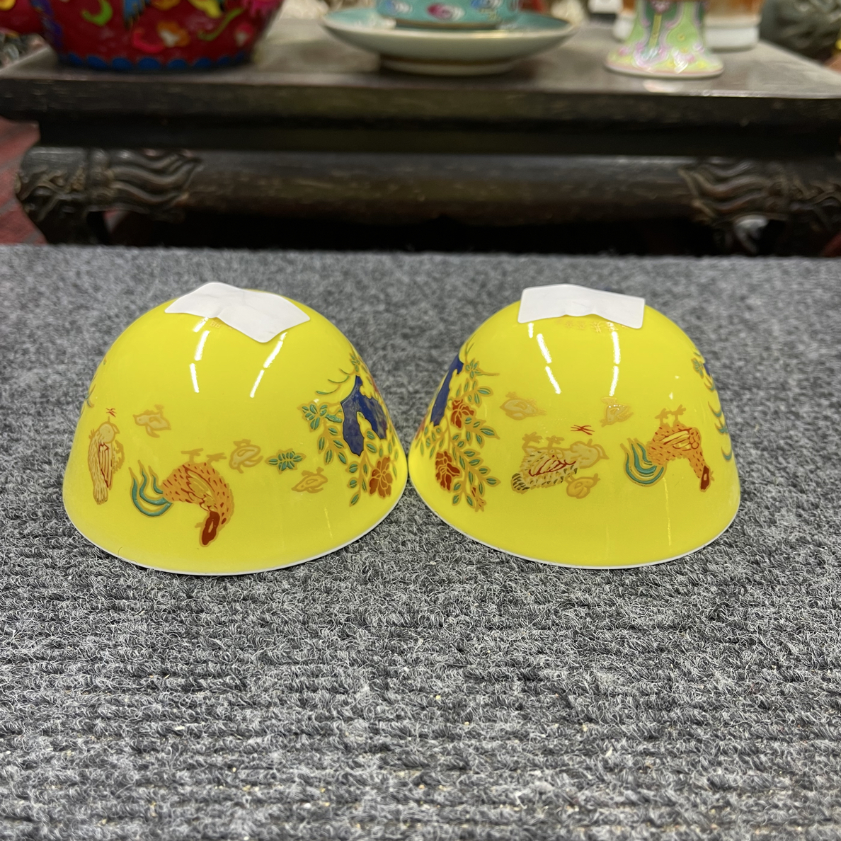 多字款黄釉鸡缸不到杯压手杯