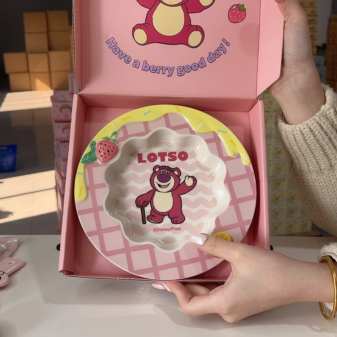 瓷草莓熊花边盘子陶瓷