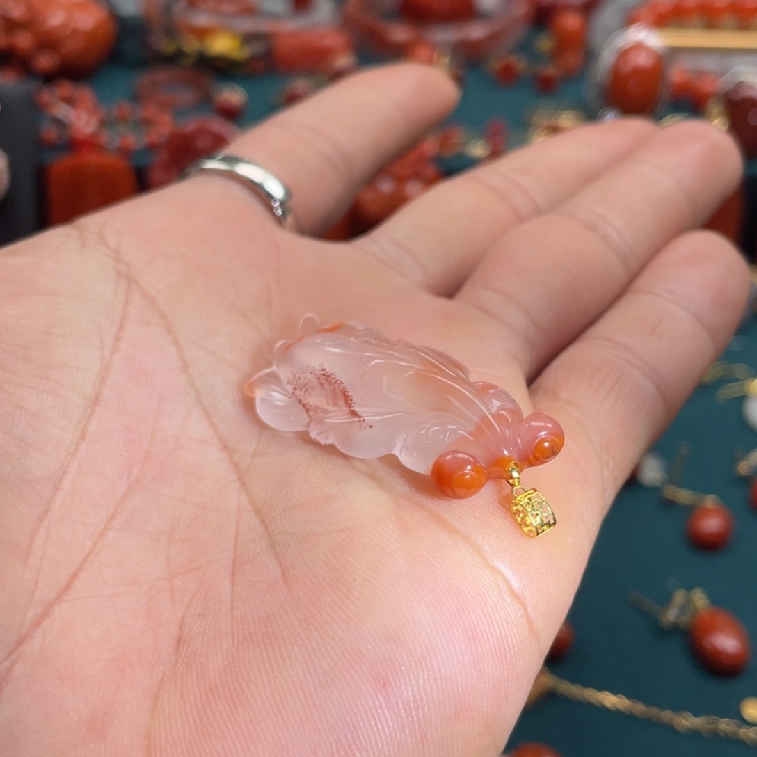 南红玛瑙川料南红冰飘金鱼吊坠18K金镶嵌