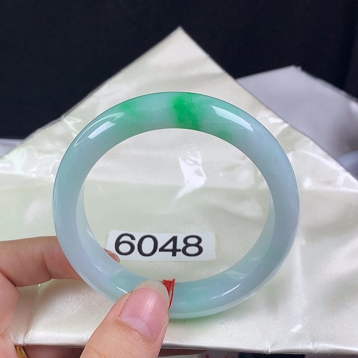 翡翠未镶嵌手镯56圈 晴底阳绿