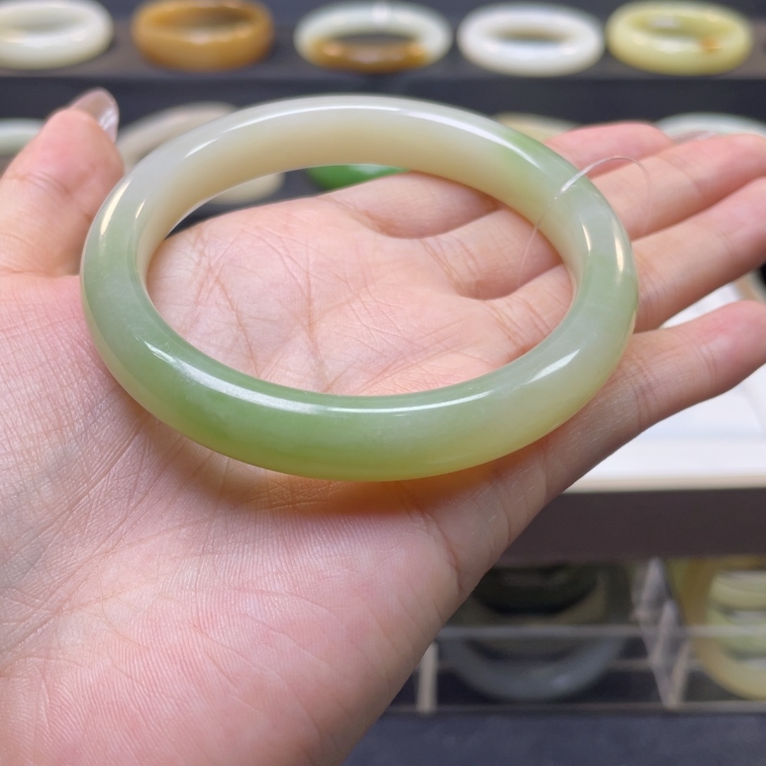 和田玉手镯未镶嵌铃*?