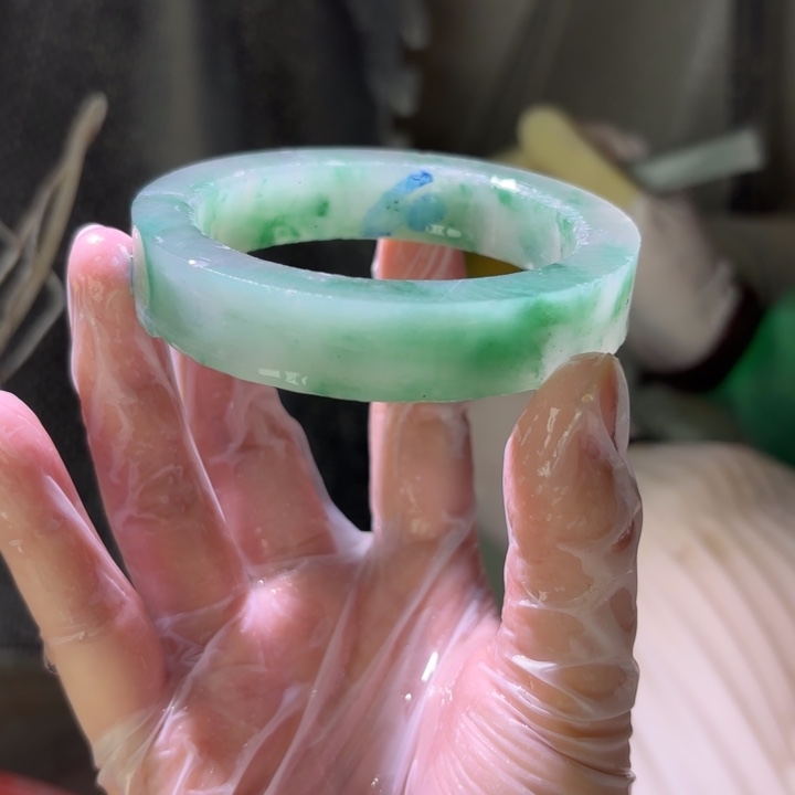 是***人石英质玉（非洲翠）未镶嵌手镯定制