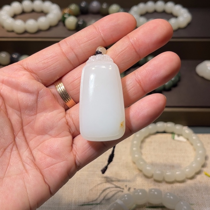 和田玉颈饰未镶嵌