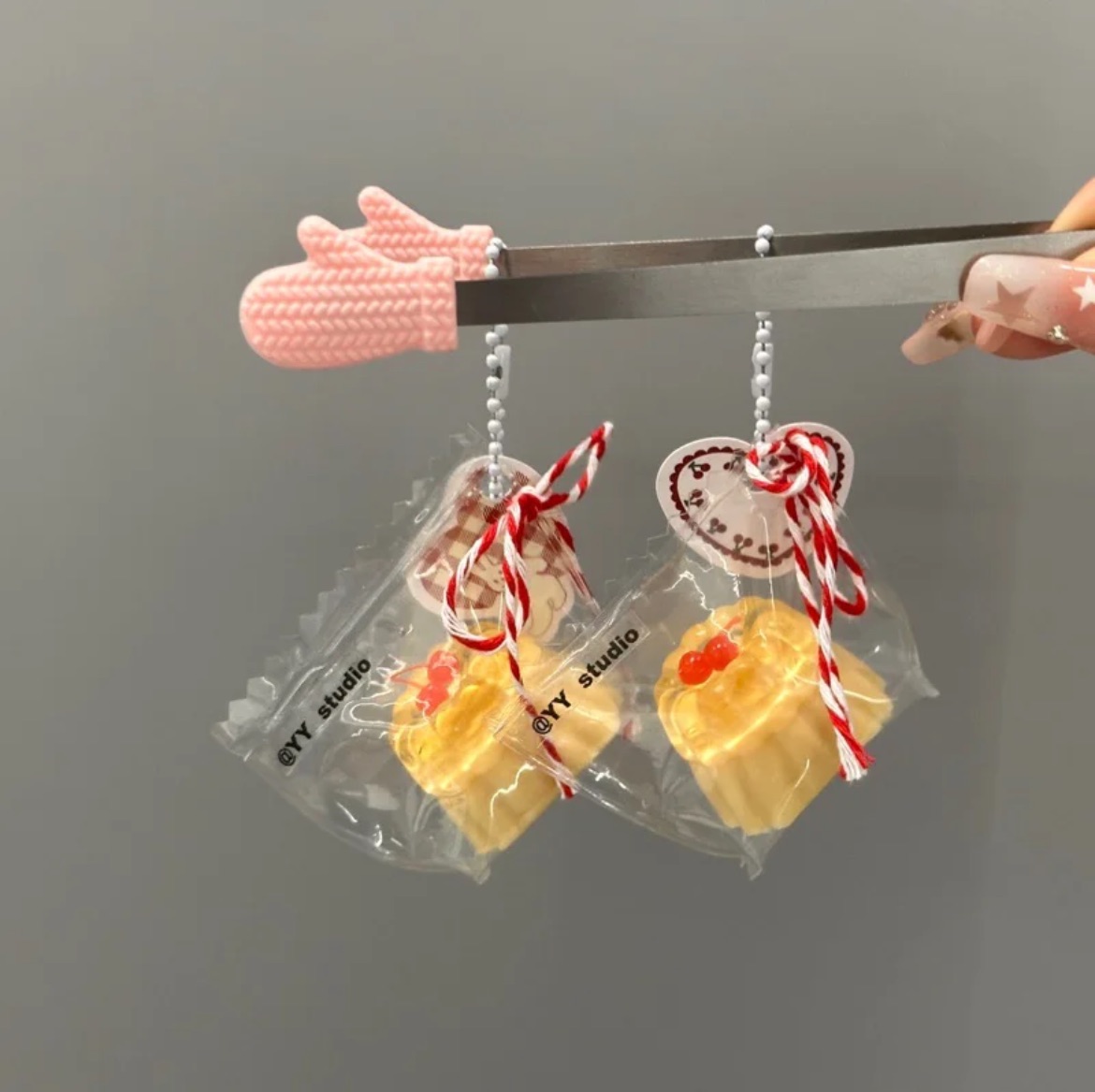 硅胶捏捏.樱桃布丁可露丽.双手感.透明实色.有分层痕迹，介意勿拍。