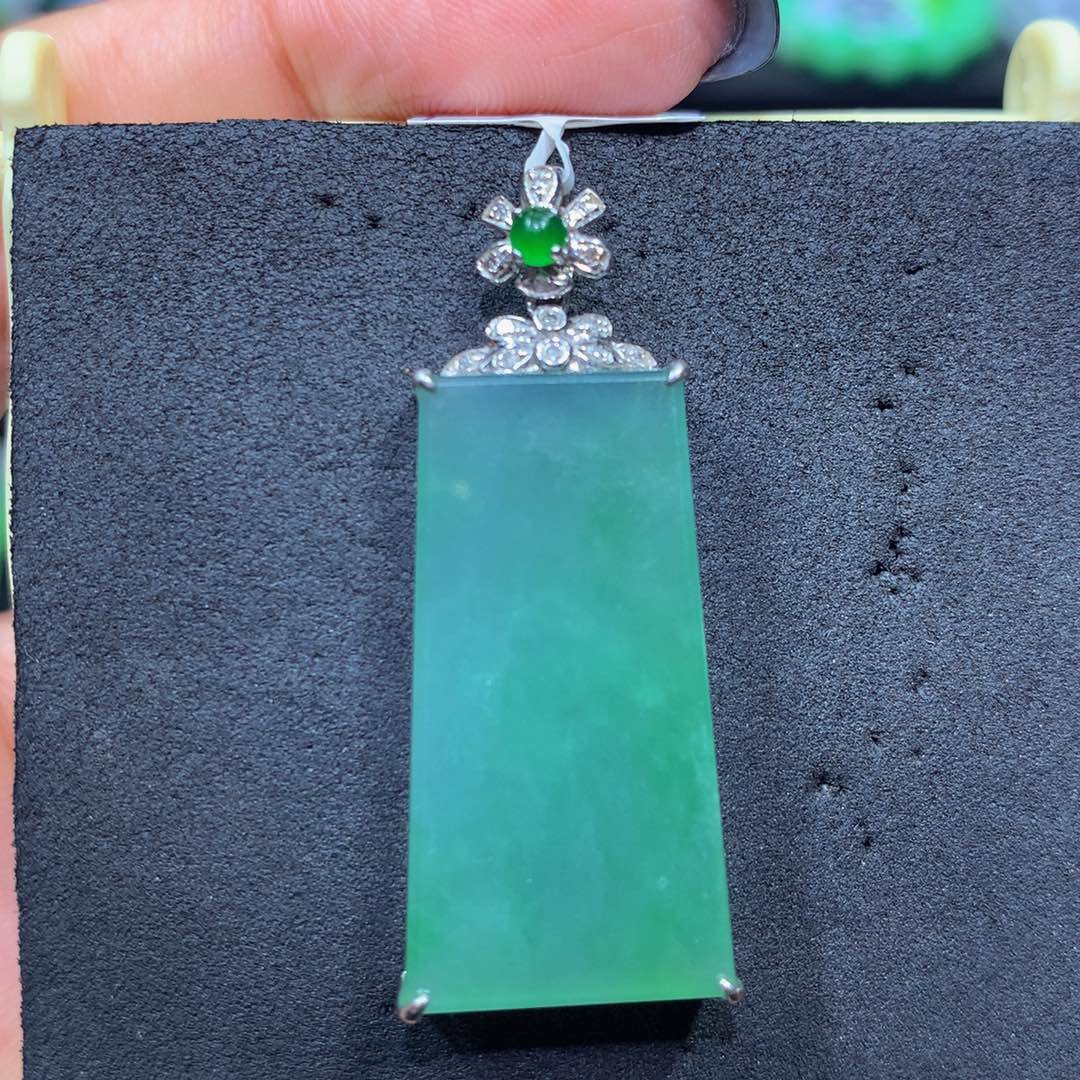 翡翠18K金镶嵌颈饰翡翠