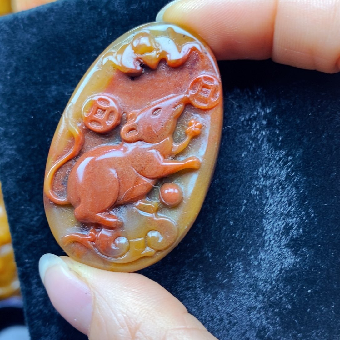 未镶嵌石英质玉（黄龙玉）颈饰