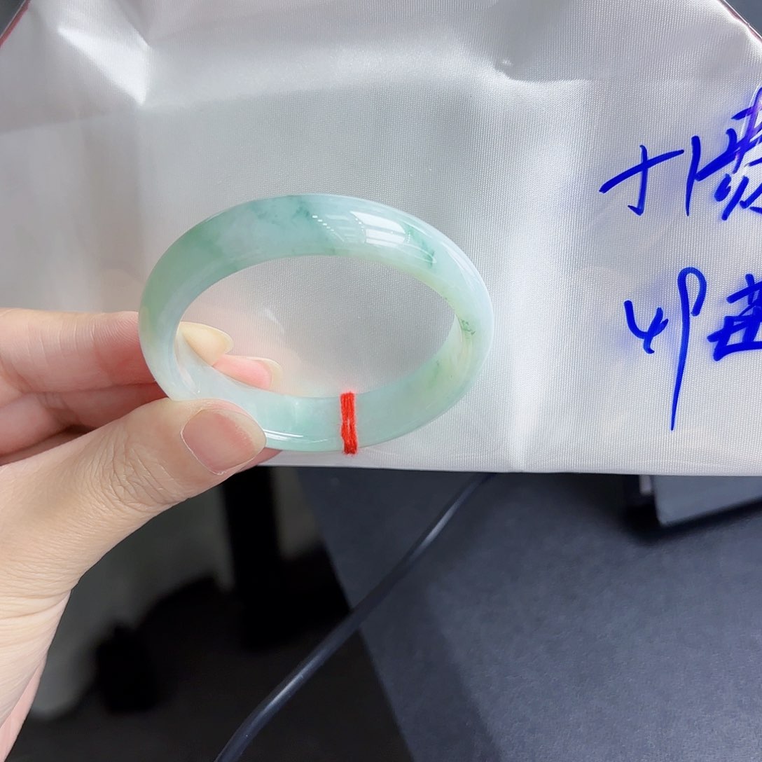 翡翠手镯未镶嵌手镯