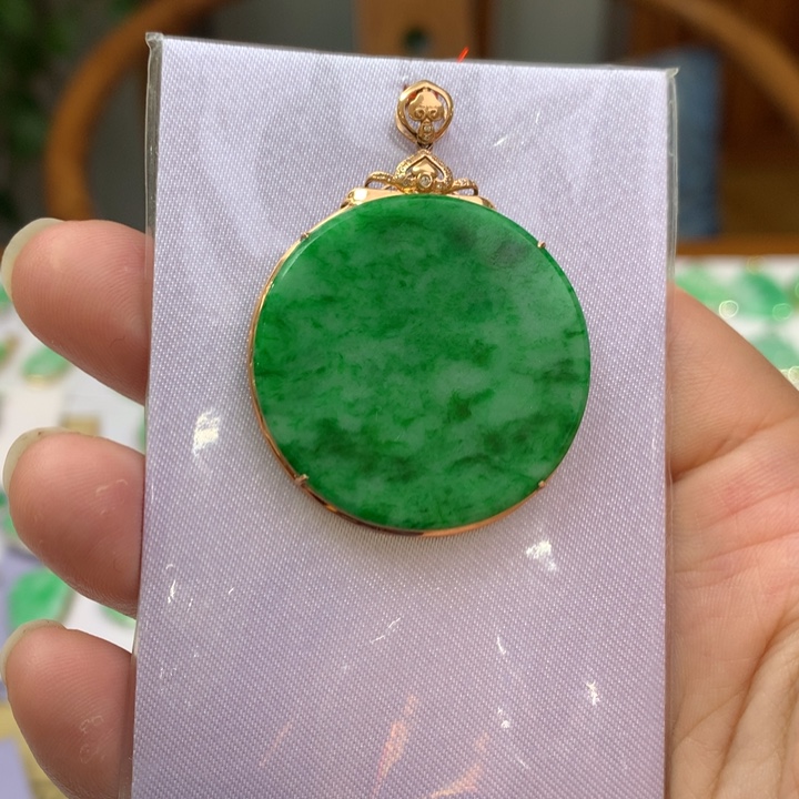 翡翠18K金镶嵌颈饰翡翠吊坠